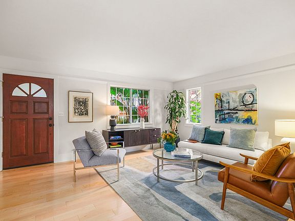 Overview of living room.