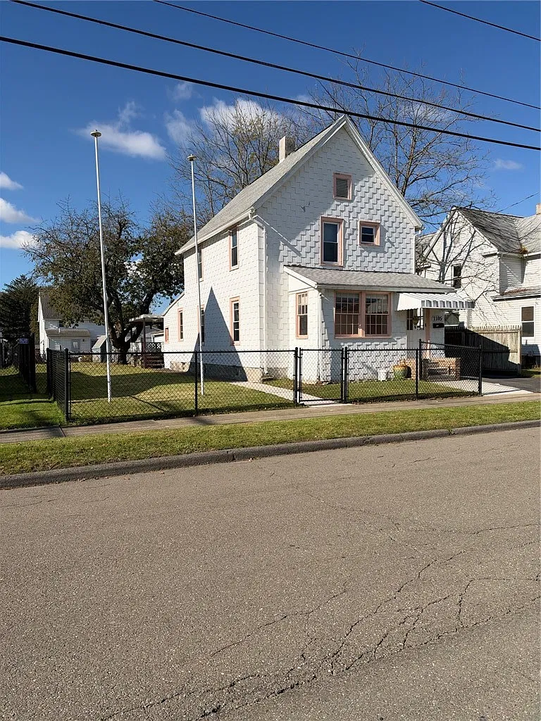 3 bed, 1.0 bath, 1260 sqft, $1,500 — Photo 2
