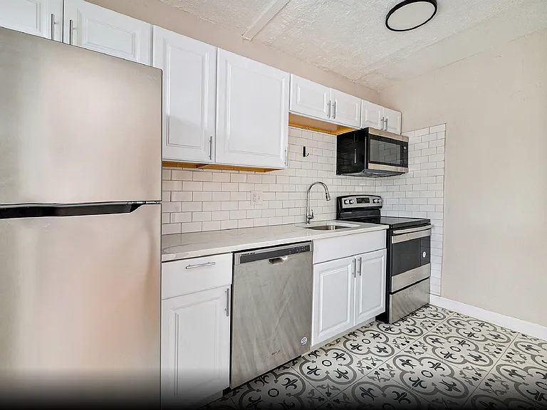 712 W 38th St. — Photo 2