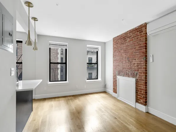 218 E 74th St APT 5R, New York, NY 10021