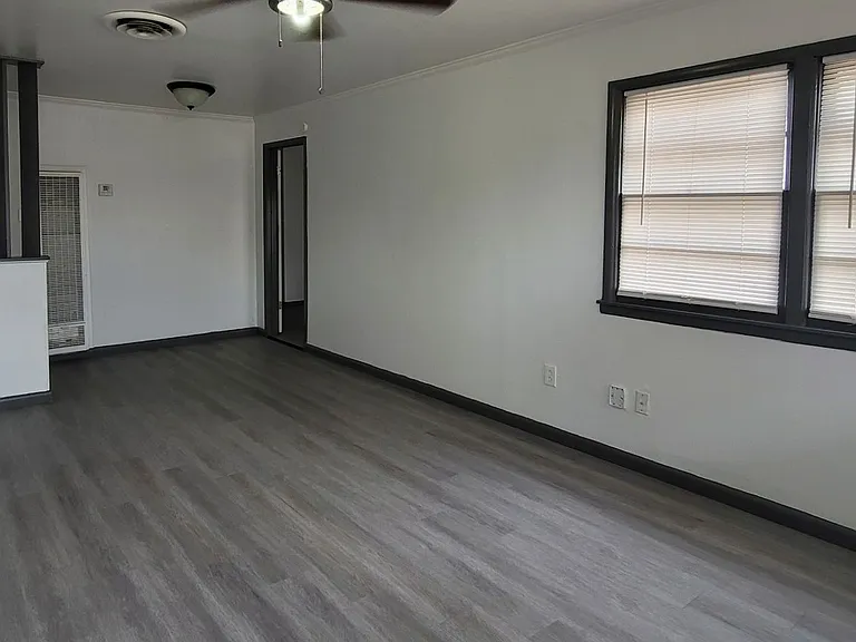 5512 Avenue G — Photo 4