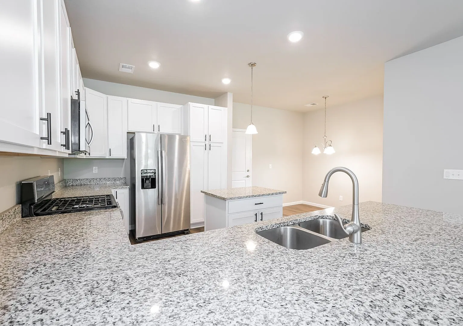 *$300 off first month's rent if lease is signed by 10/23/2026* Beautiful 3 Bed, 2.5 Bath Townhome — Photo 4