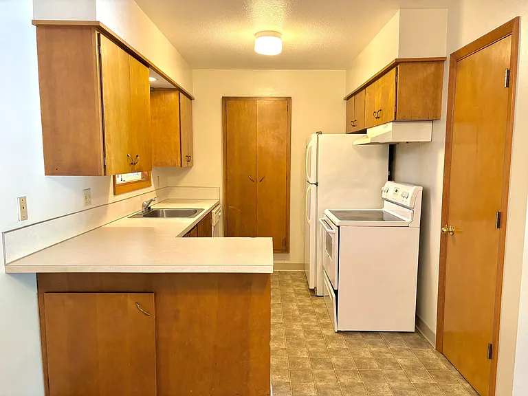 300 Lincoln St — Photo 24