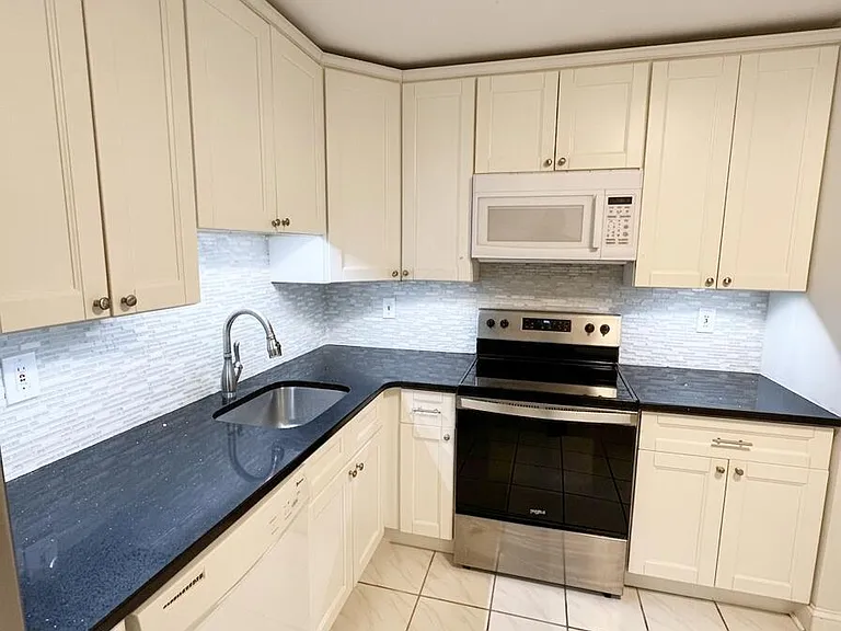 115 Amberly Dr #H — Photo 8