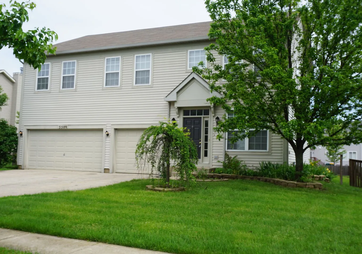 Single family home with 4 bedroom 2 bath — Photo 2