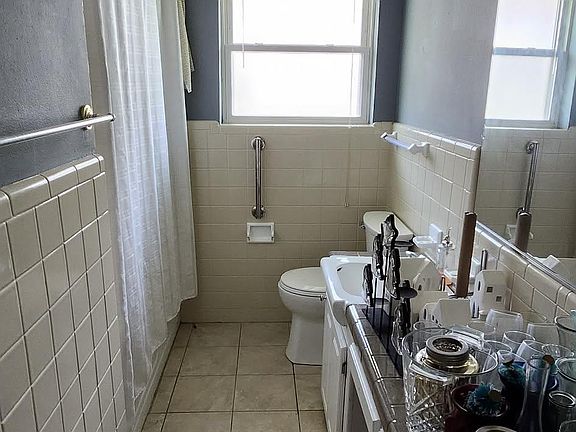 5th image of 8244 Harry Dr