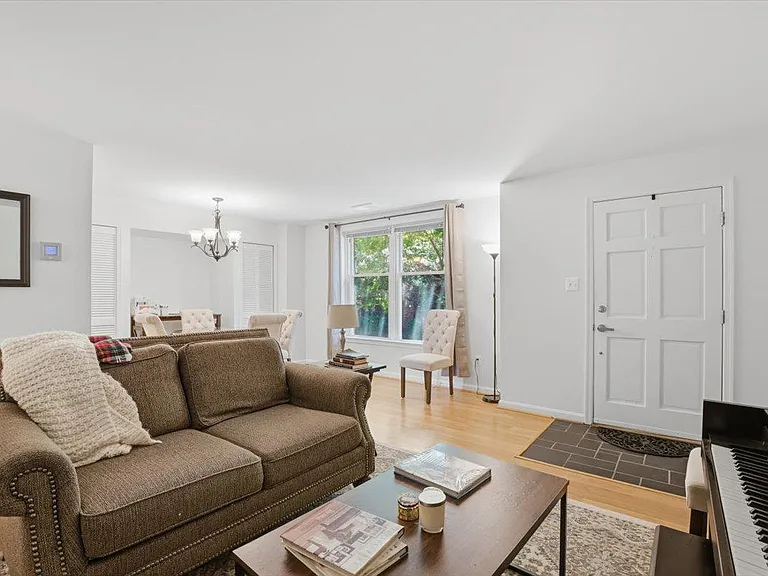 545 Colecroft Ct — Photo 3