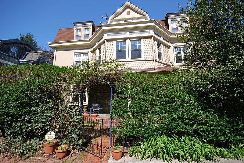 1st image of 423 W Stafford St