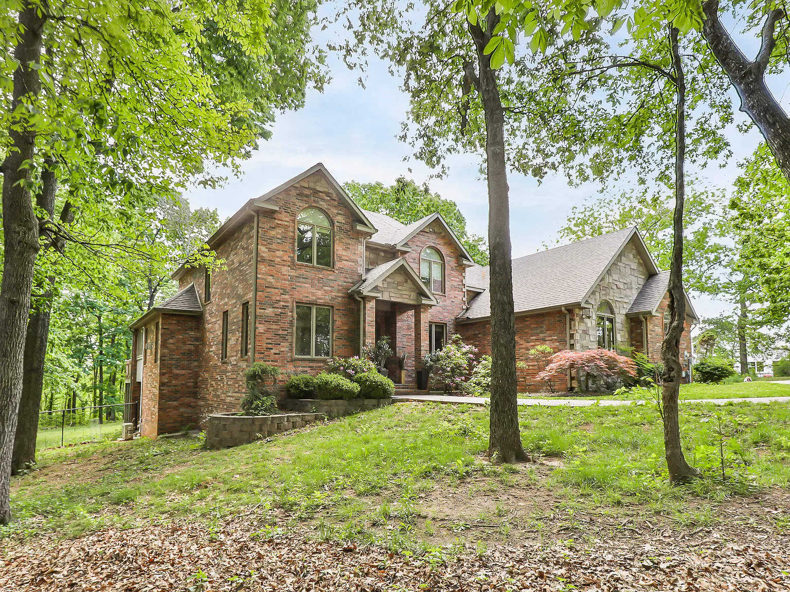 6 bed, 4.5 bath, 6592 sqft, $6,900 — Photo 3