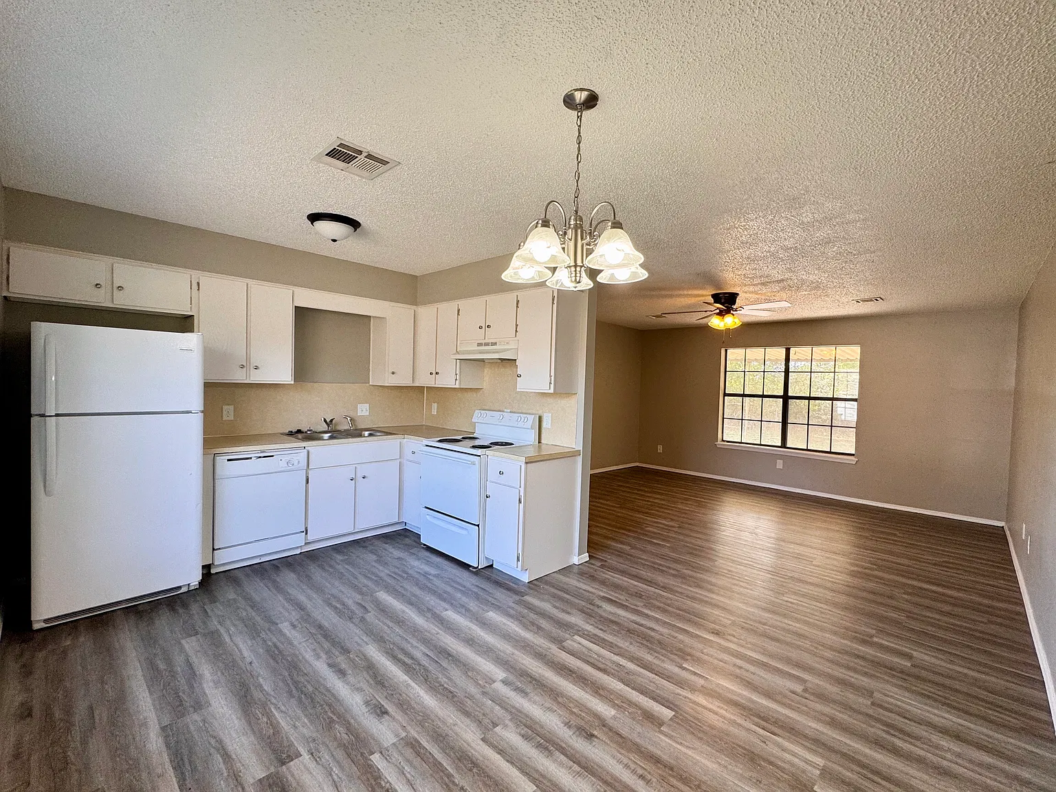 3 bed, 1.5 bath, 1167 sqft, $1,150 — Photo 2