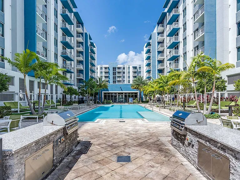 Pura Vida Hialeah Luxury Apartments — Photo 23