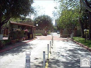 2nd image of 1040 W Macarthur Blvd APT 107