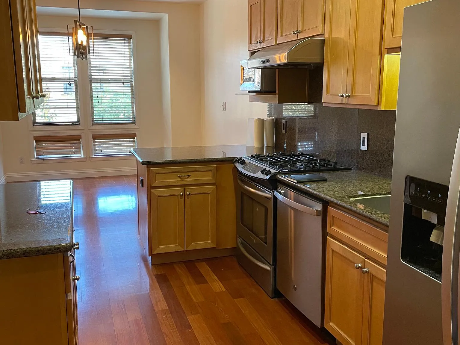 3 bed, 1.5 bath, 900 sqft, $4,250 — Photo 1