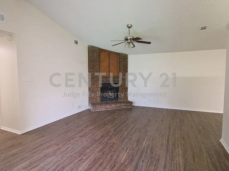 1103 Hemlock Ct — Photo 2