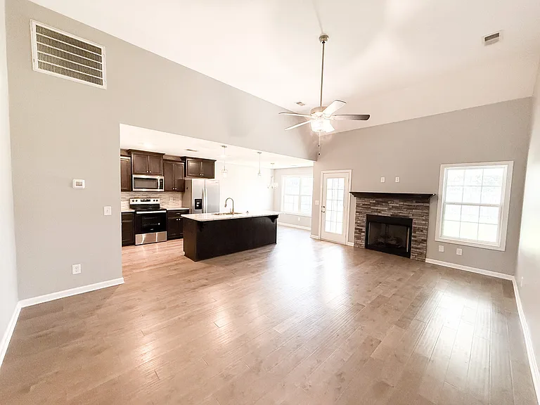 1616 Parkside Dr — Photo 4