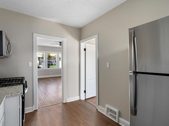 5th image of 9715 Loretta Ave #9
