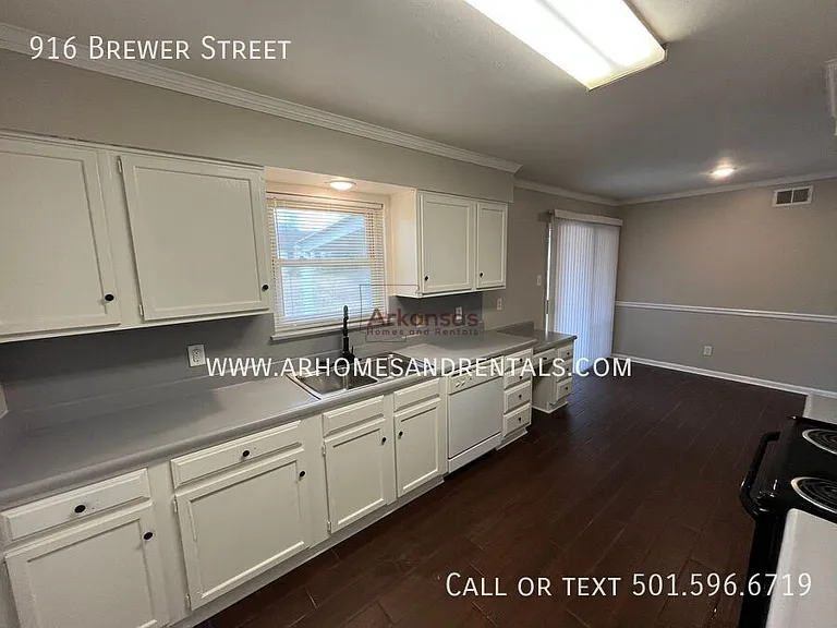 916 Brewer St — Photo 5