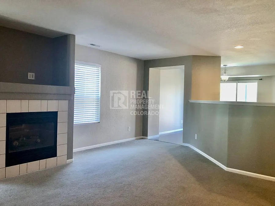 Beautiful 4-Bedroom Home in Waterglen Mountain Views & Fantastic Location! — Photo 3