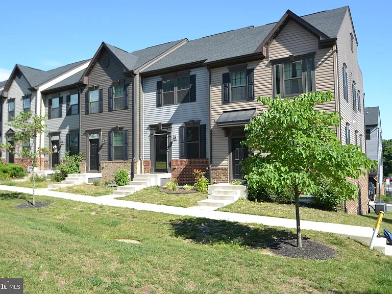1318 Trestle Dr — Photo 2