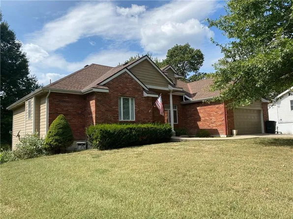 1209 10th St, Baldwin City, KS 66006