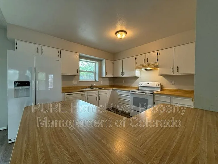 7140 Poteae Dr — Photo 7