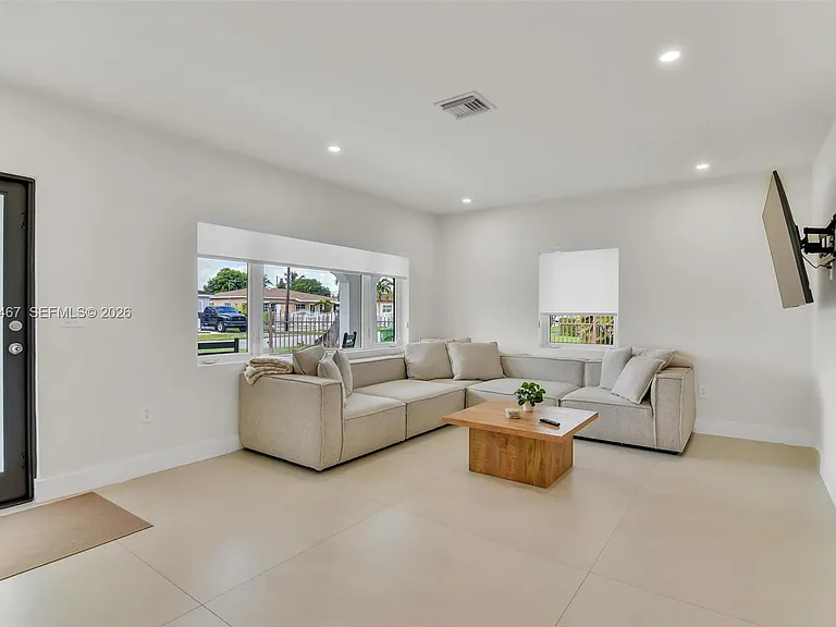 241 W 48th St — Photo 31