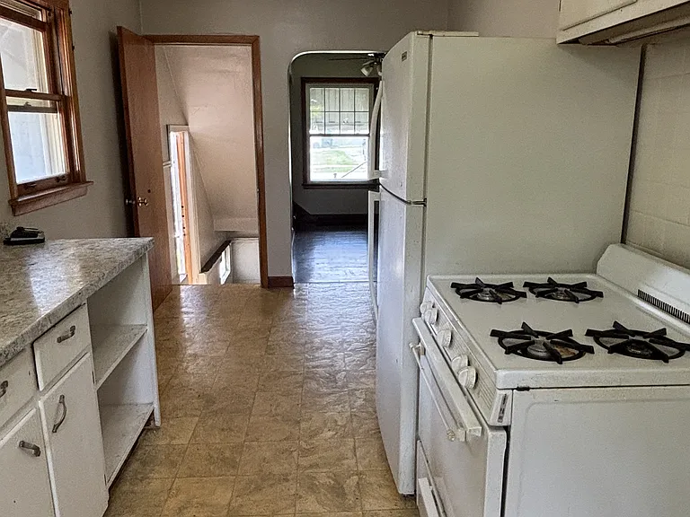 1050 Clearview St NW — Photo 2