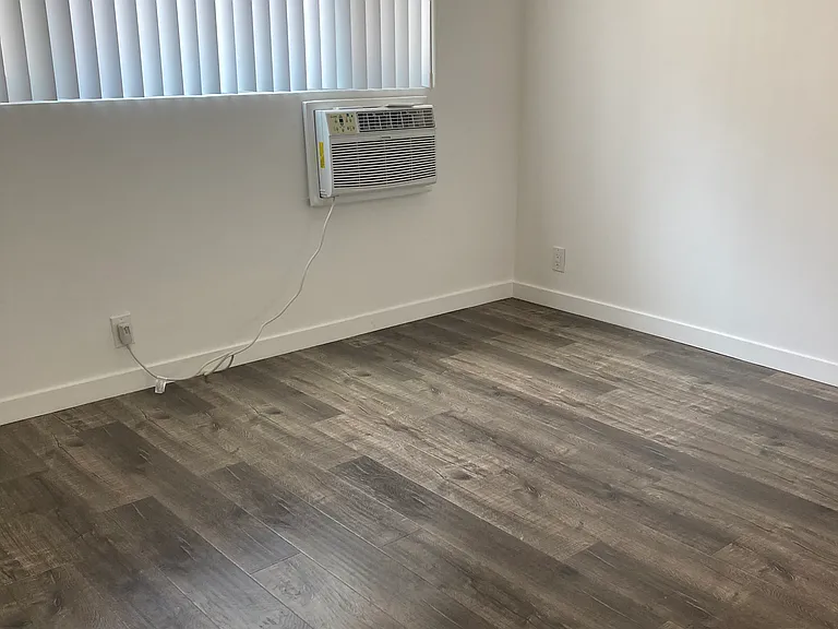 310 S Sherbourne Dr — Photo 8