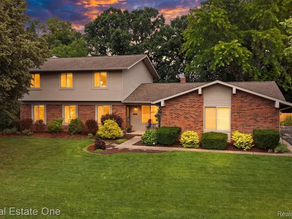 10947 Arbour Dr, Brighton, MI 48114