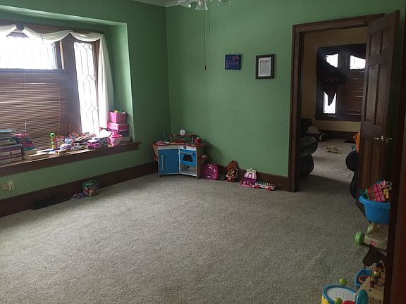 3rd image of 702 W Henley St