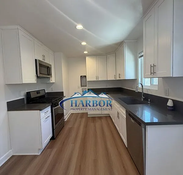 539 E 223rd St #543 — Photo 4
