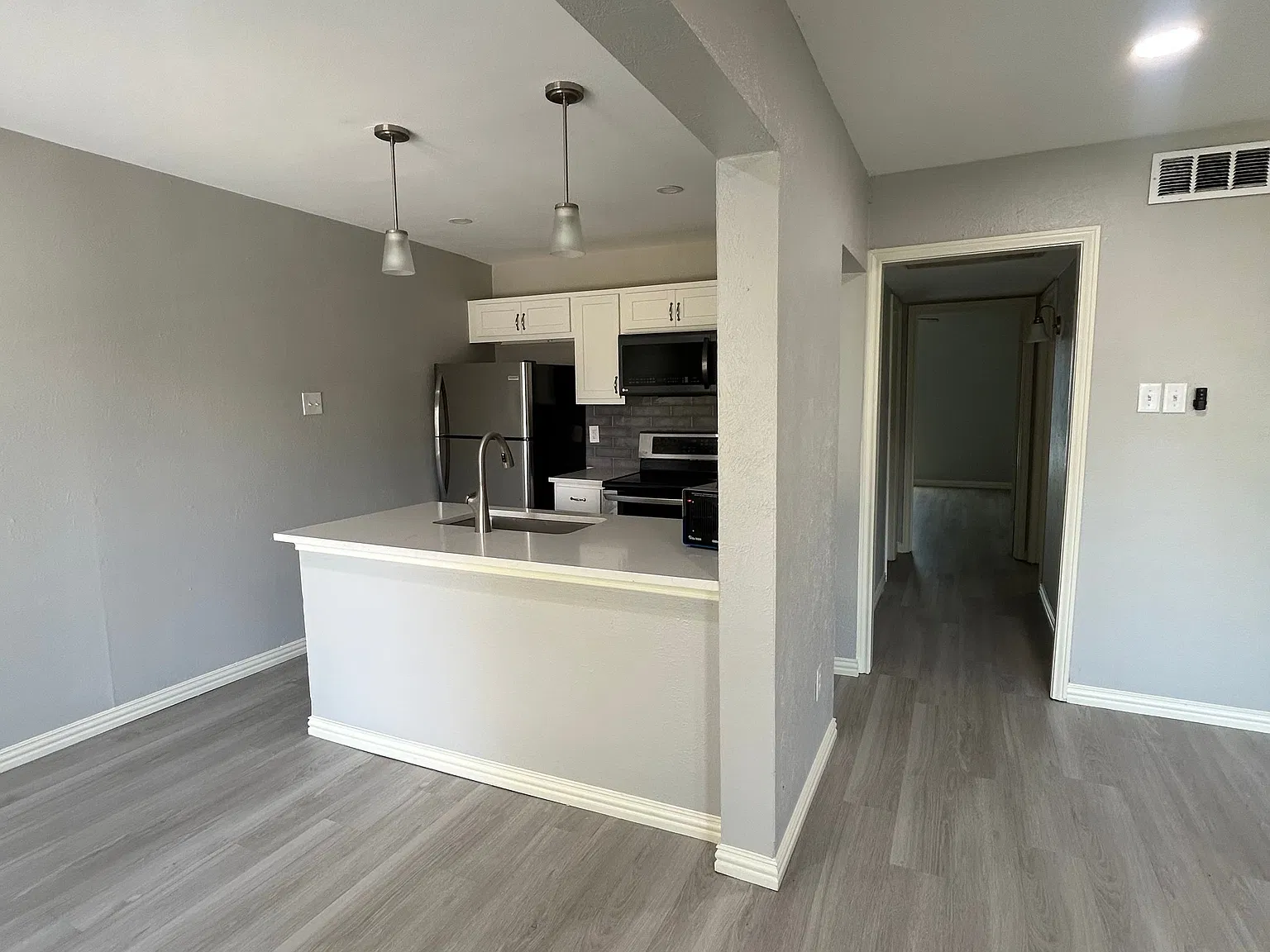 2 bed, 1000 sqft, $1,695 — Photo 3