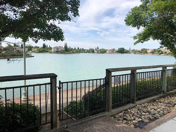 3rd image of 2926 W Laguna Ct
