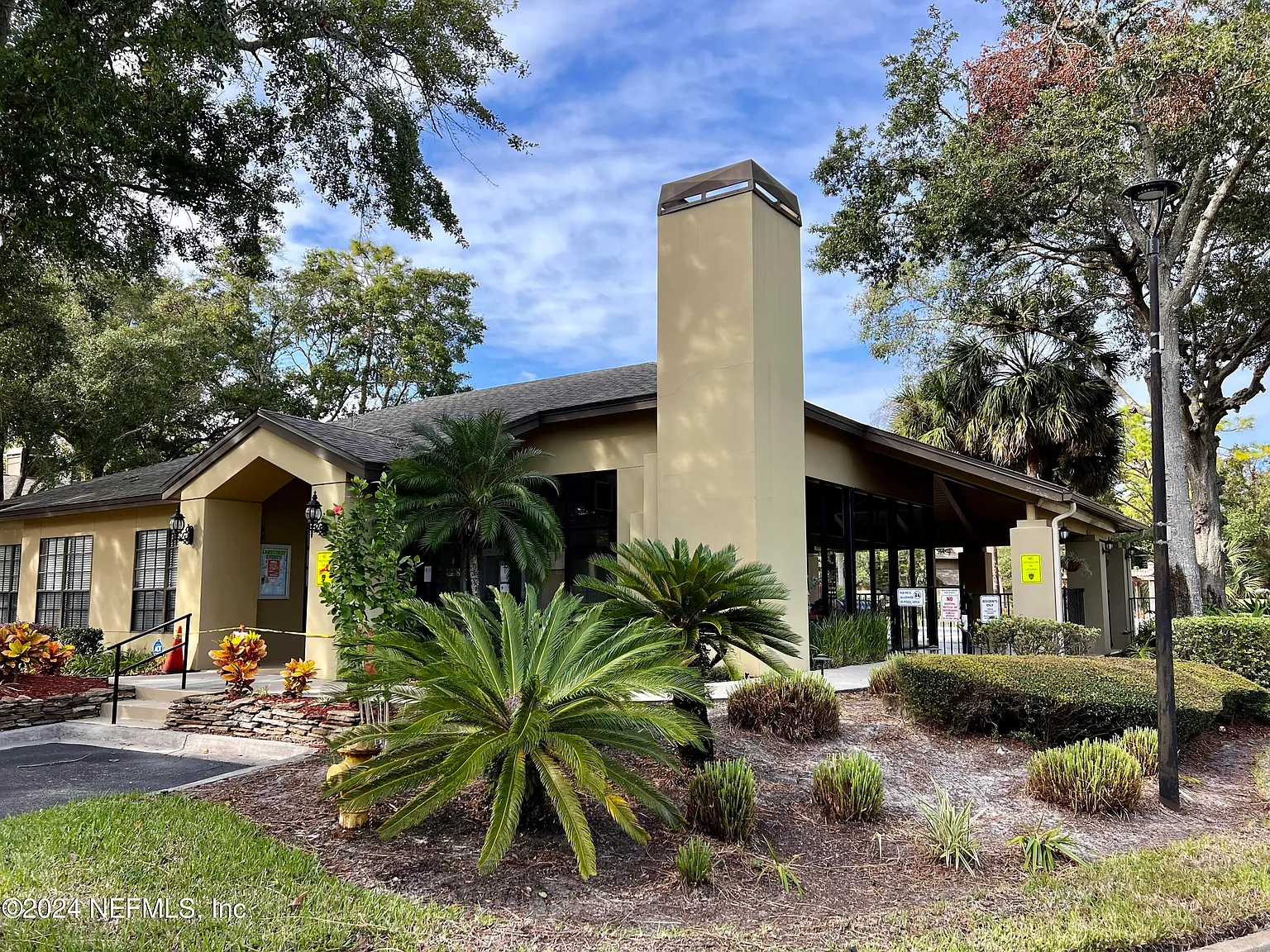 1 bed, 1.0 bath, 830 sqft, $1,350 — Photo 1