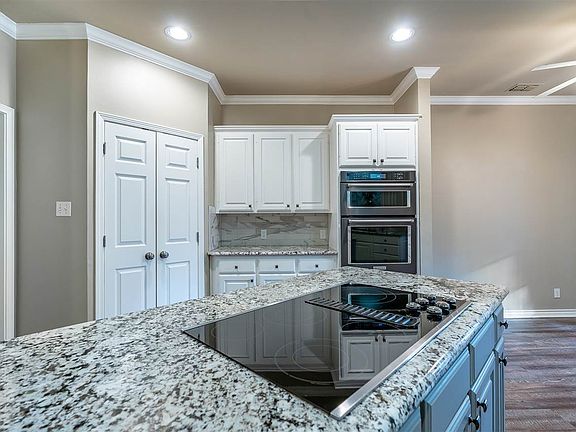 5th image of 810 Montreal Dr