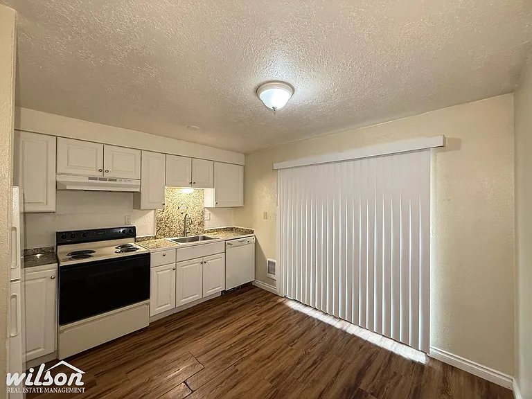 1404 Roosevelt Ave — Photo 5