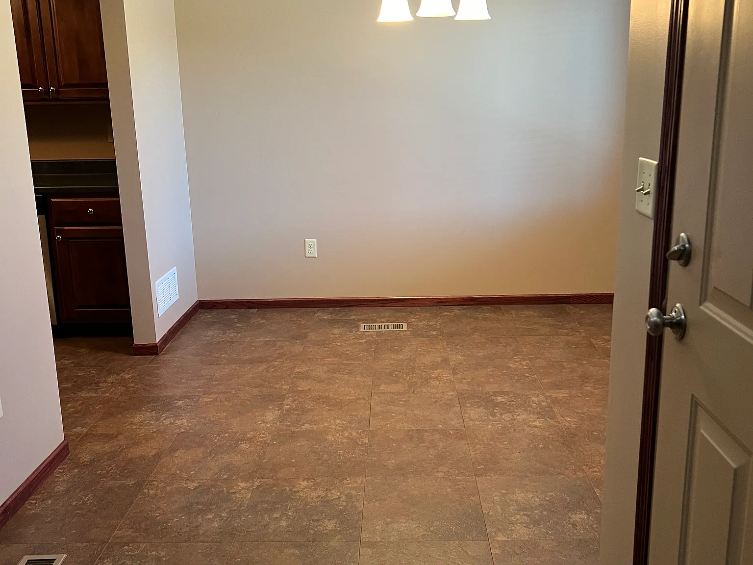 3 bed, 3.5 bath, 2100 sqft, $2,000 — Photo 3