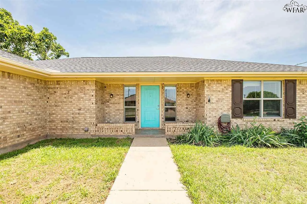 3 bed, 2.0 bath, 1599 sqft, $2,395 — Photo 2