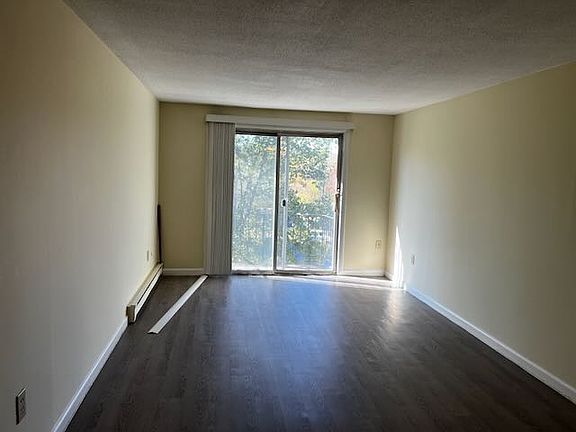 2nd image of 40 Dinan Dr APT 1