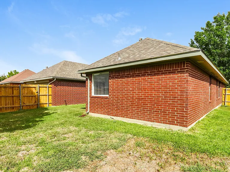 2407 Springfield Dr — Photo 16