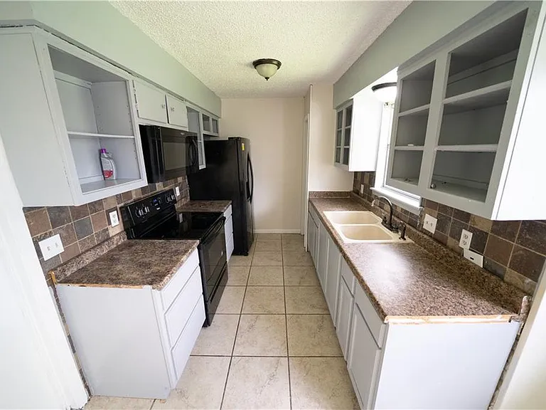1610 La Joya St — Photo 9