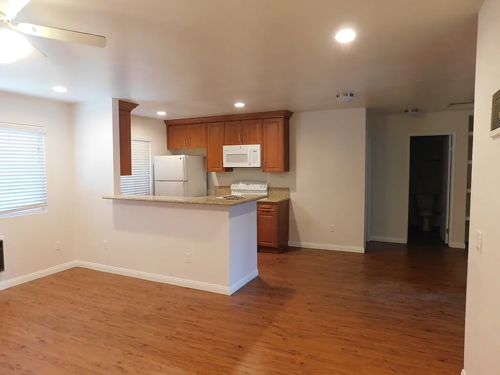 3 bed, 1000 sqft, $3,195 — Photo 2