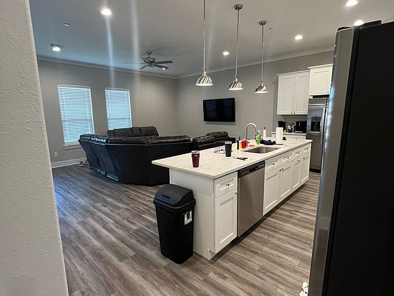 4th image of 300 Fidelity St #1