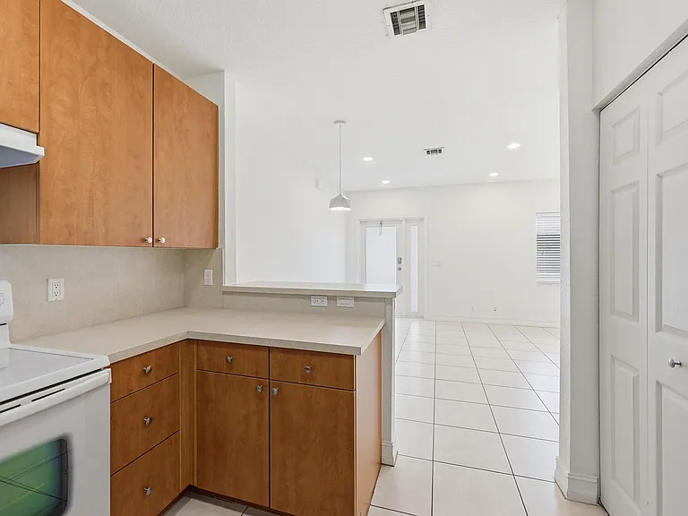913 NE 12th Ave — Photo 14