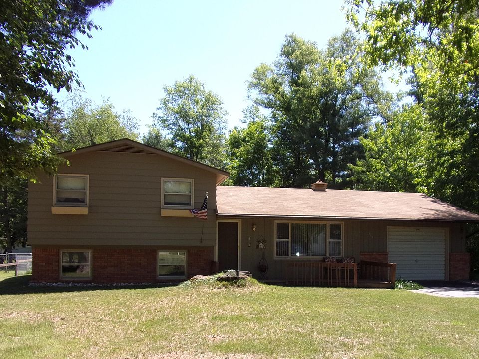 1st image of 211 Center Dr