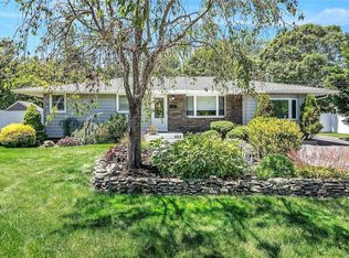 454 Locust Ave, Oakdale, NY 11769