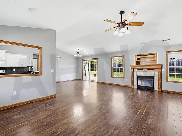 218 Hillside Dr — Photo 2