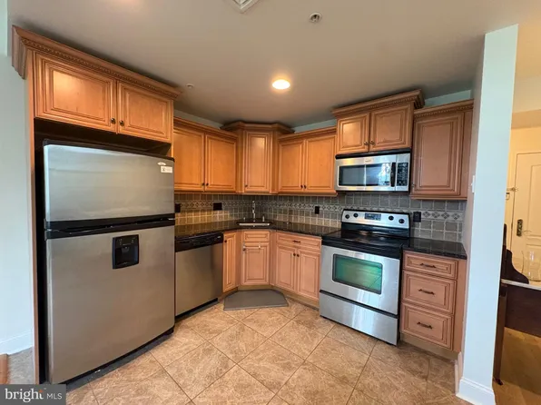 100 Aura Rd APT 208, Clayton, NJ 08312