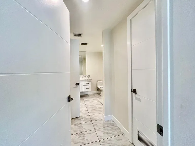 340 N Oxford Ave #202 — Photo 17