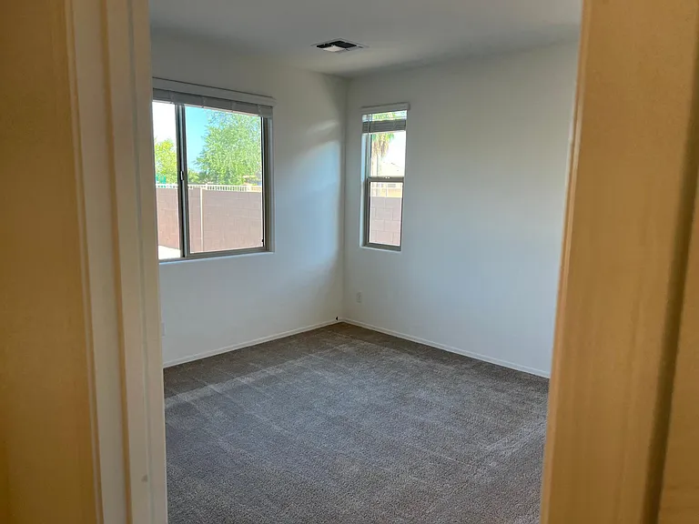 1941 N Hubbard Ln — Photo 9